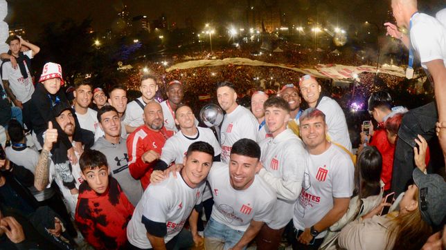 miles de hinchas del pincha coparon plaza moreno para festejar con los jugadores