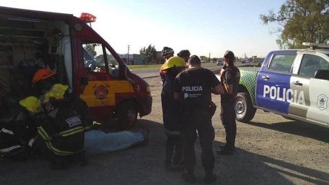 locura en la ruta 2: un automovilista atropello a dos ciclistas y escapo