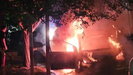 tension en un barrio de la plata por el incendio de un auto en plena calle tension en un barrio de la plata por el incendio de un auto en plena calle