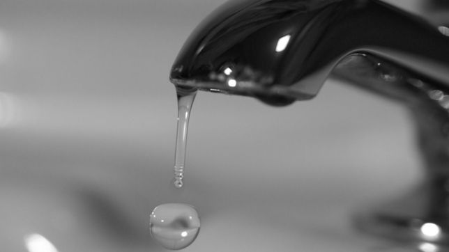 podria faltar agua en algunos barrios de la plata por obras de absa