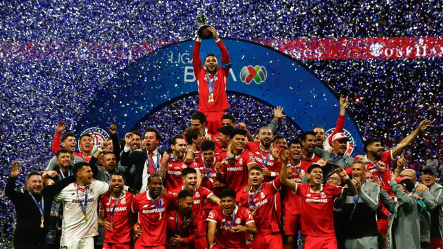 se fue de estudiantes por la puerta de atras y ahora hizo historia en su nuevo equipo