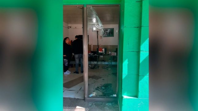 se tomo un remis, dijo que el chofer se estaba masturbando y su pareja ataco la agencia