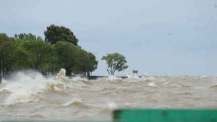 Lanzaron una advertencia en Berisso y Ensenada por una crecida del Río de la Plata