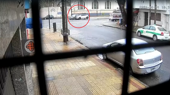 asi fue el choque previo que termino con una camioneta incrustada en una pintureria