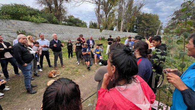 reubicaran a familias que viven en un asentamiento de hernandez