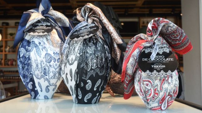 huevos envueltos en panuelos de seda, la pieza de autor de thionis chocolates para pascuas