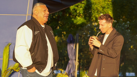 La fraternal imagen del Chiqui Tapia con Messi en su llegada a la Selección