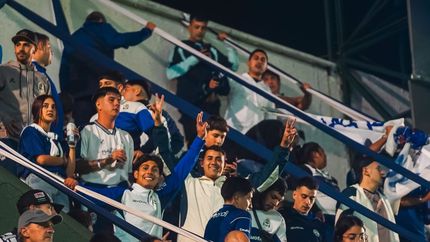 Caos para hinchas de Gimnasia: demoras, desvíos y represión rumbo al estadio de Caseros