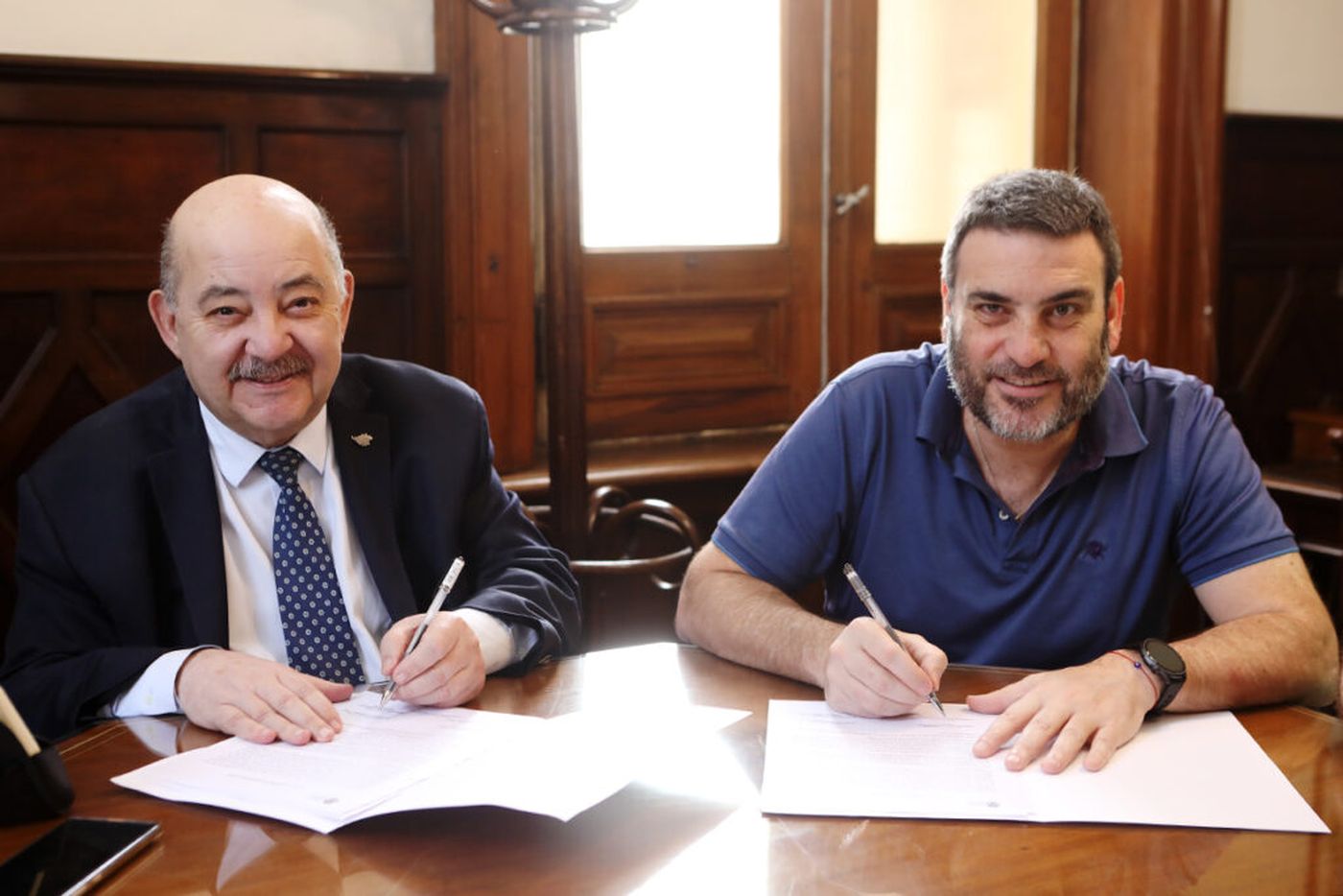 El vicepresidente de la UNLP y el titular del gremio de los trabajadores nodocentes firmaron el acuerdo El vicepresidente de la UNLP y el titular del gremio de los trabajadores nodocentes firmaron el acuerdo