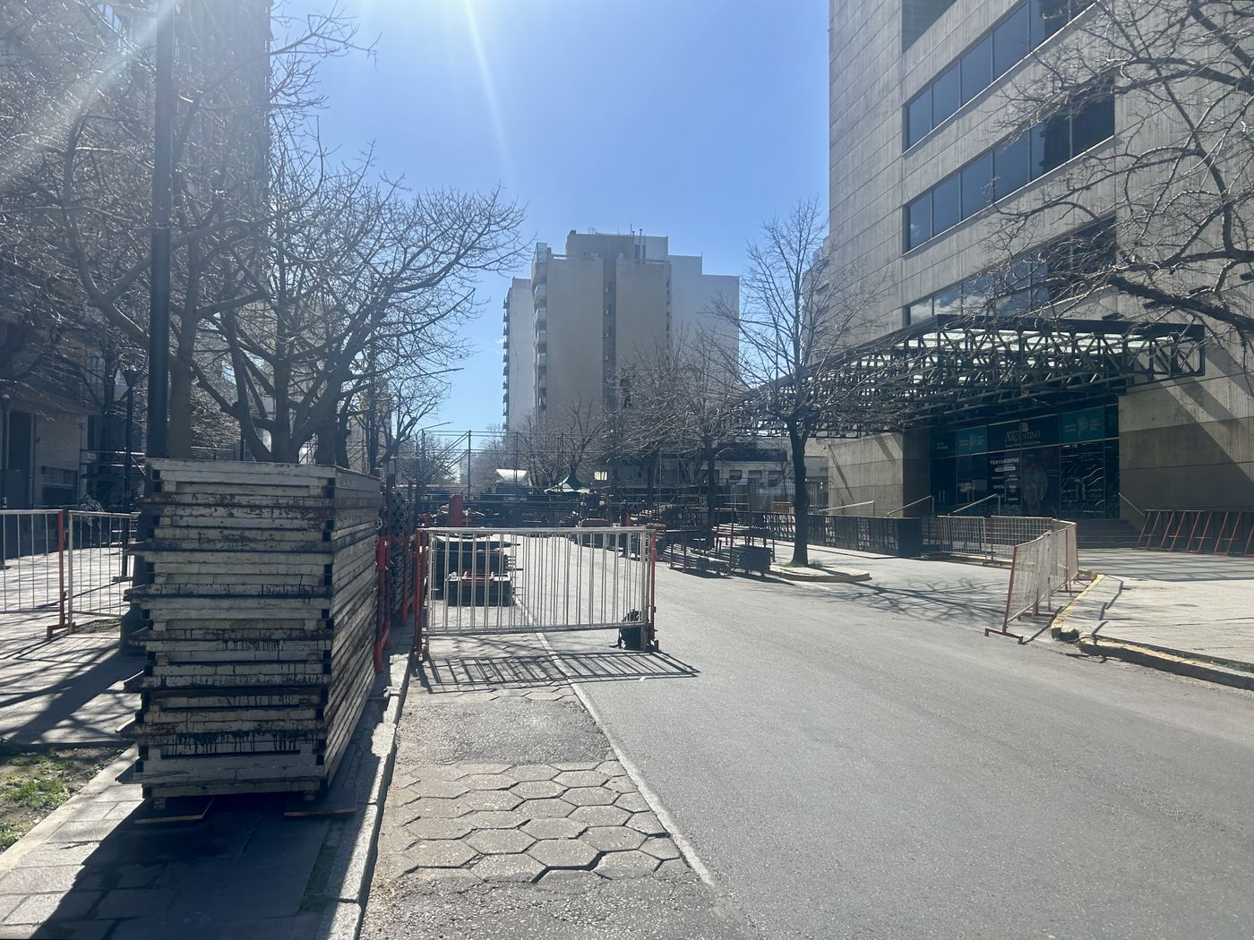 Armado del escenario en el bunker de Fuerza Patria (2)