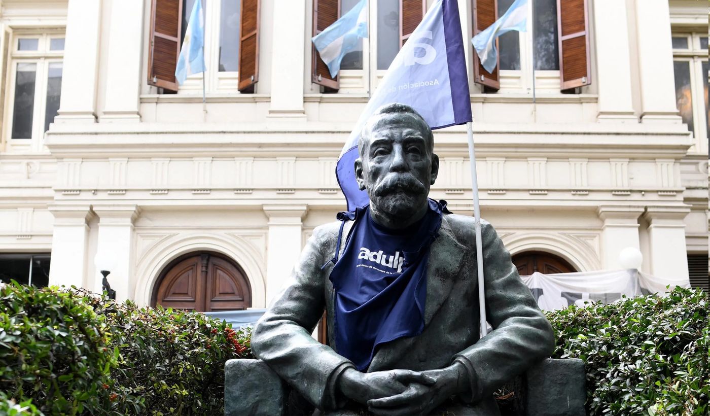 Rectorado UNLP MArcha.jpg