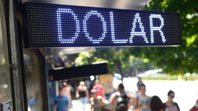 el dolar cotiza en baja desde el arranque de la jornada y llama la atencion del mercado