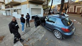 una conductora perdio el control del auto y se incrusto en un edificio justo frente a una escuela una conductora perdio el control del auto y se incrusto en un edificio justo frente a una escuela