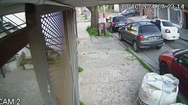 en segundos y a plena luz del dia, asi se robaron el techo de un auto estacionado en la plata en segundos y a plena luz del dia, asi se robaron el techo de un auto estacionado en la plata