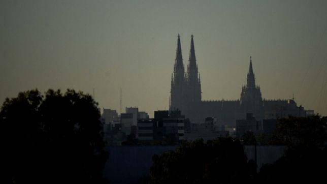 humo y misterio en la plata: un fuerte olor invadio la ciudad y se desconoce su origen