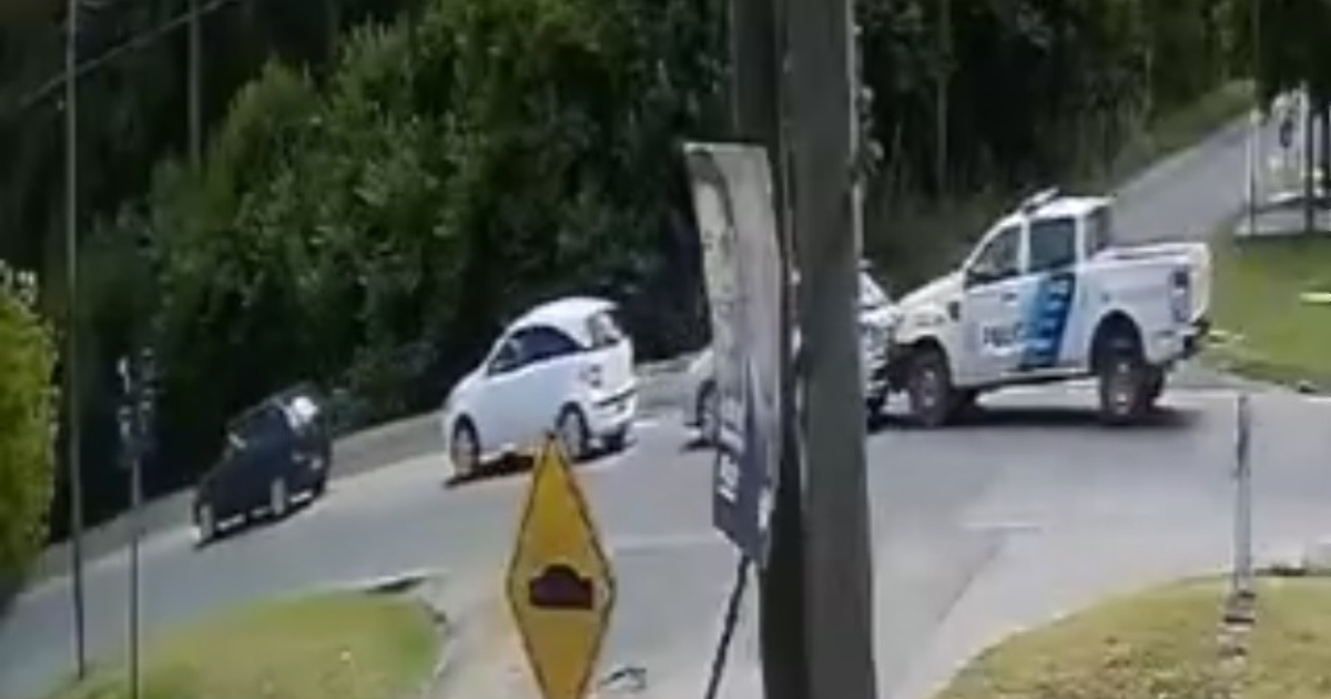 Video: un patrullero provocó un choque en cadena en La Plata