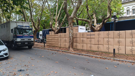 sorpresa en la plata soho por un corte de transito y camiones repletos de cajas que llamaron la atencion sorpresa en la plata soho por un corte de transito y camiones repletos de cajas que llamaron la atencion
