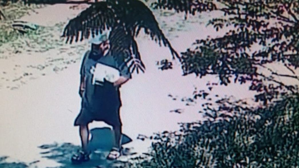 VIDEO: Con el arma escondida en un diario, así huyó el presunto asesino de Verónica Dessio