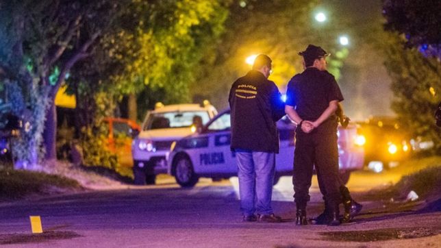 ¿como fue que se desato el crimen de dos jovenes en un barrio de la plata?