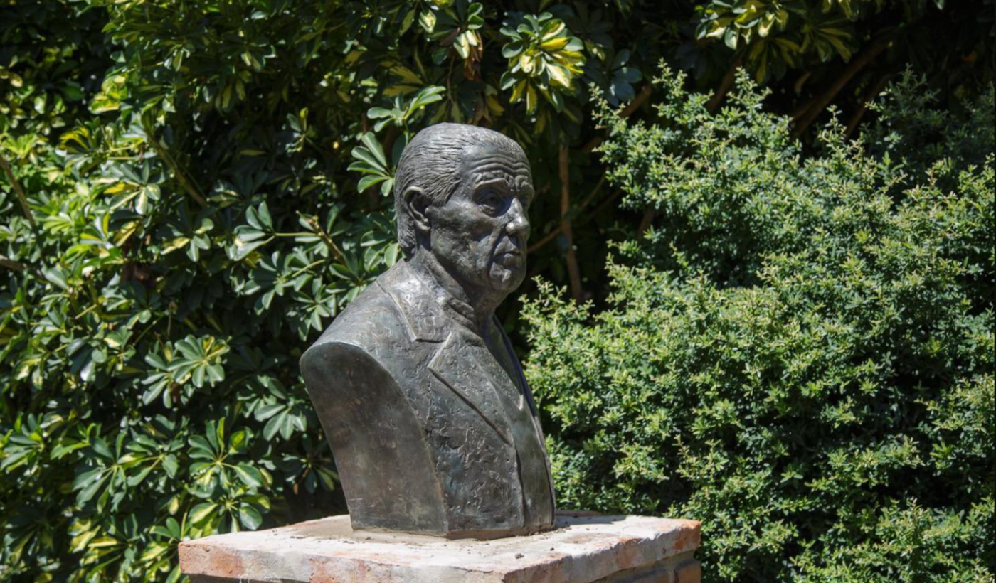 Escultura René Favaloro