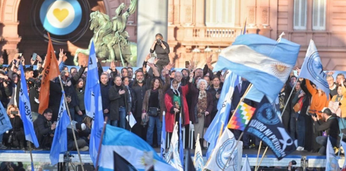 Concentración en Plaza de Mayo para repudiar el atentado contra Cristina Kirchner