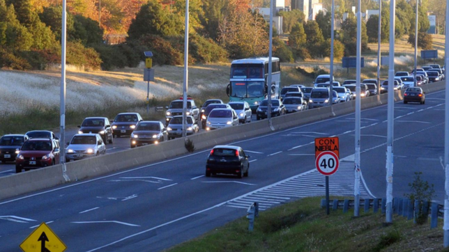 vuelco y demoras en la autopista la plata - buenos aires