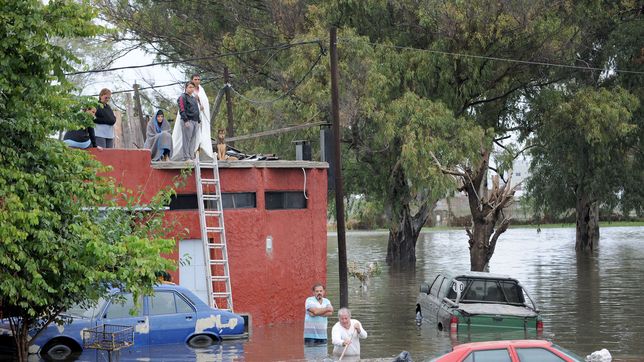 autos tapados por el agua, gomones y una ciudad en shock: las impactantes postales de la tragedia