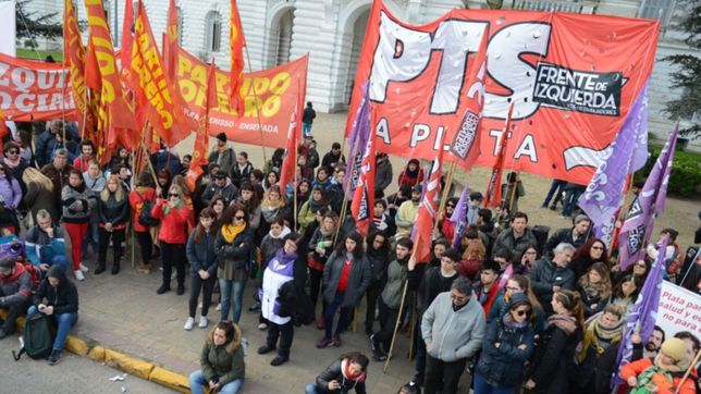 el frente de izquierda cierra su campana en la plata con un acto frente al municipio