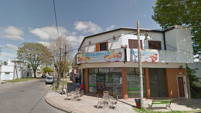 puso la mano abajo de la campera, simulo tener un arma y robo una heladeria