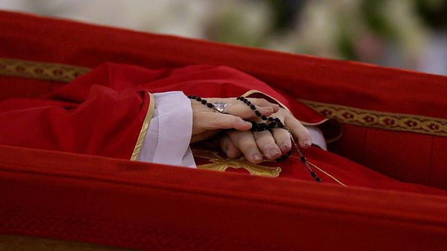 el vaticano difundio las primeras imagenes del papa francisco en su feretro