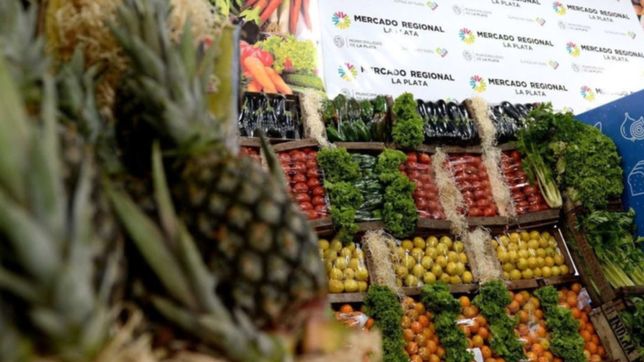 pan, carne, fruta y bebidas: las ofertas del mercado de la plata para la mesa navidena