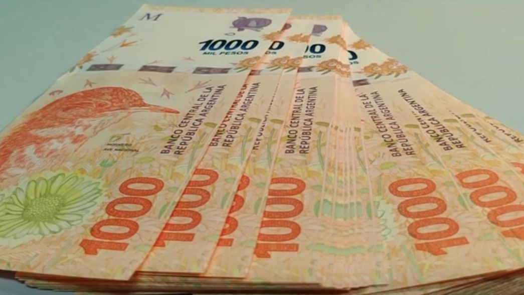 Encontró 100 mil pesos en Plaza Moreno y se los devolvió al dueño: Ni gracias me dijo