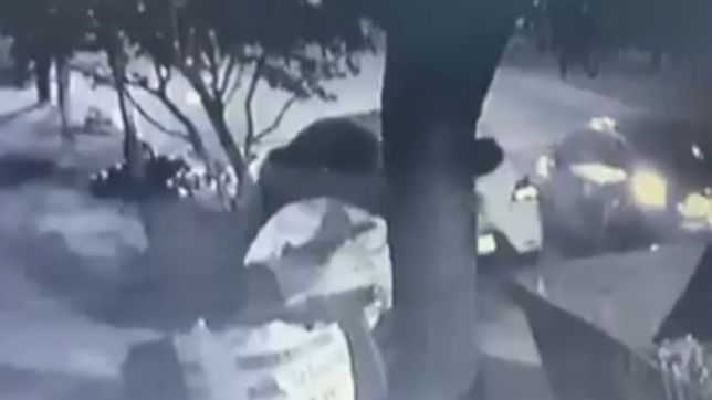 video: choco un auto estacionado en la plata, huyo y ahora lo buscan intensamente