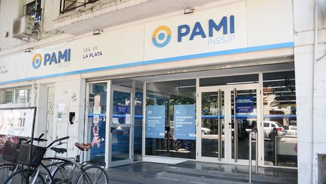 Profesionales y afiliados marchan al PAMI La Plata por pagos atrasados y el deterioro de la atención Profesionales y afiliados marchan al PAMI La Plata por pagos atrasados y el deterioro de la atención