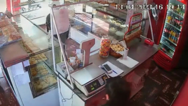 video: dos pistoleros sembraron el terror en una panaderia de tolosa