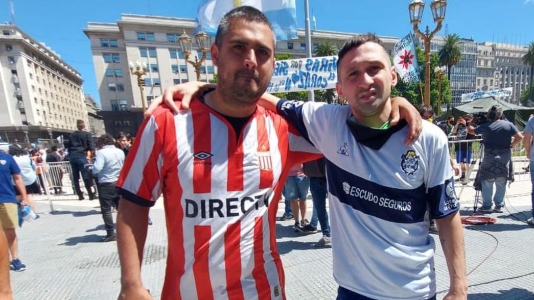 VIDEO: El dolor y el abrazo compartido entre un hincha de Estudiantes y otro de Gimnasia