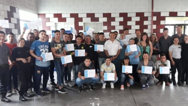 cerca de 300 presos de la plata y florencio varela recibieron certificados por aprobar cursos de formacion laboral