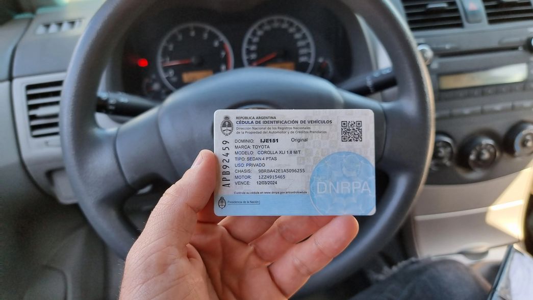 ¿Cuál es el trámite que reemplaza a la cédula azul y permite que otra persona maneje el auto?