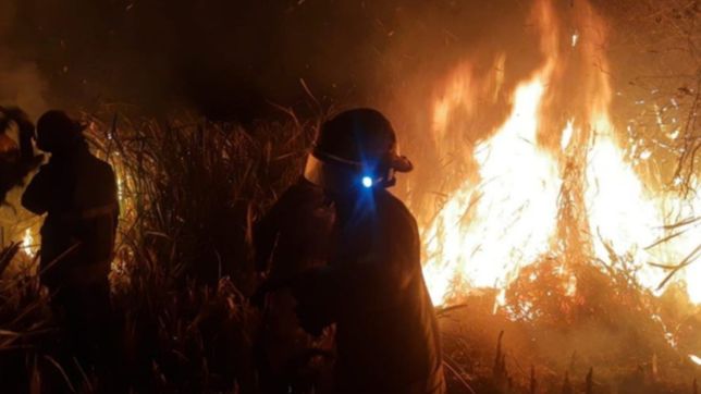 fuego y tension en un tremendo incendio en la region