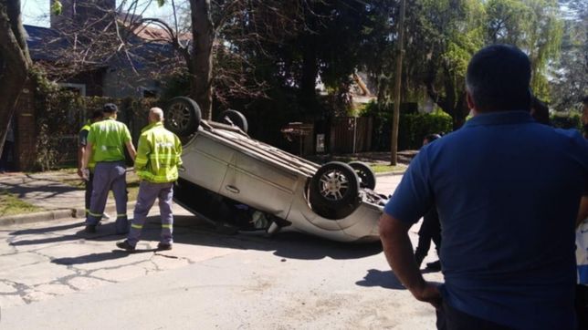 espectacular vuelco en city bell: un auto choco, se dio vuelta y el conductor salio despedido