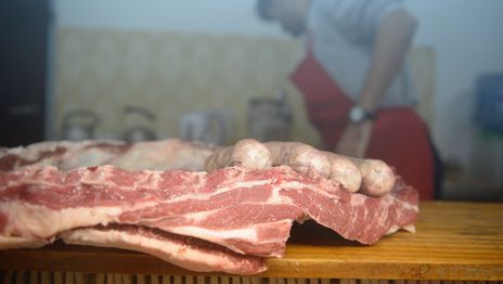 Una pelea en una carnicería de La Plata terminó con un hombre bajándose los pantalones frente a los clientes Una pelea en una carnicería de La Plata terminó con un hombre bajándose los pantalones frente a los clientes