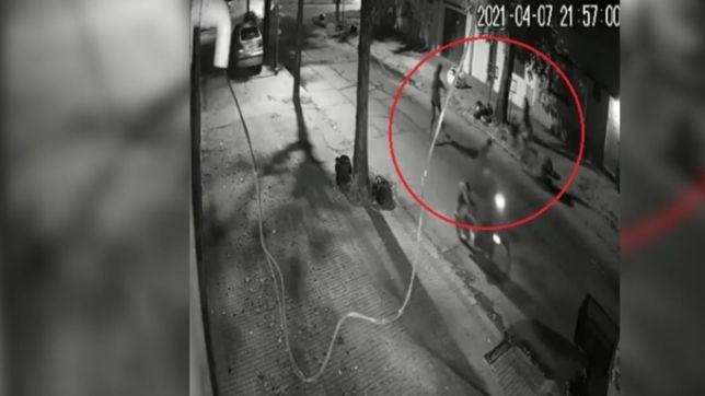 video: motochorros atacaron brutalmente a una mujer en la plata