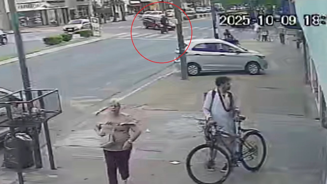 asi fue el brutal accidente en la esquina de 44 y 28 en el que un motociclista salio volando