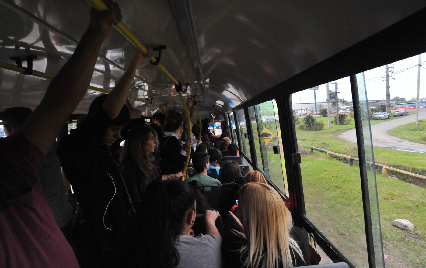 Micro con pasajeros interior colectivo