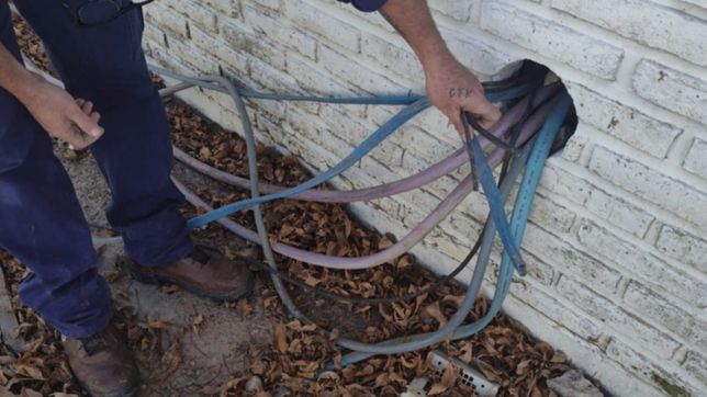 vandalizaron una estacion de bombeo de absa y podria haber desbordes en algunos barrios