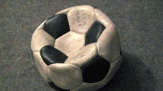 una mujer le pincho la pelota al nene de su vecino y amenazo con matarlo