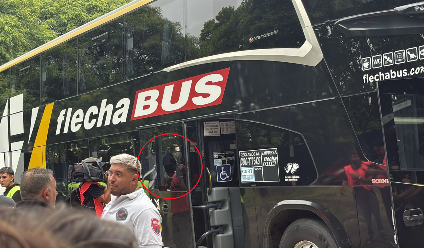 Apedrearon el micro de Estudiantes en el Bosque (1)