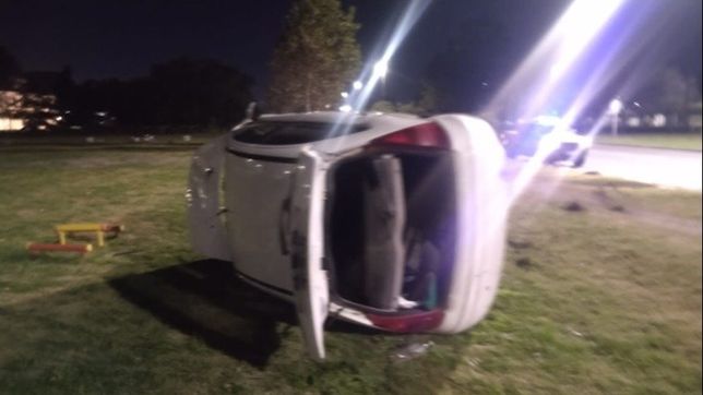 se salvaron de milagro en la plata: perdio el control del auto y volco sobre la circunvalacion