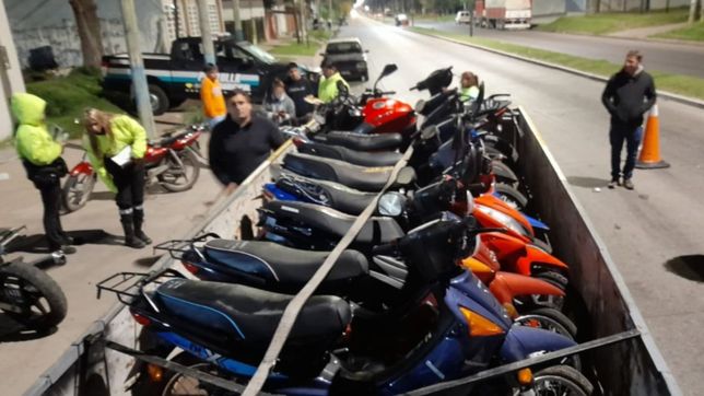 operativo saturacion y secuestro de 26 motos y autos sin documentacion en la plata