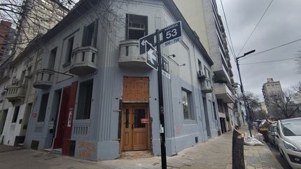 Ahogado por la crisis y las bajas ventas, cerró un clásico restaurante ubicado frente al Teatro Argentino